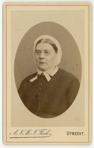 826466 Portret van zr. Wilhelmina Catharina (Cateau) Israël (1847-1921), die tussen 1866 en 1917 als diacones werkzaam ...